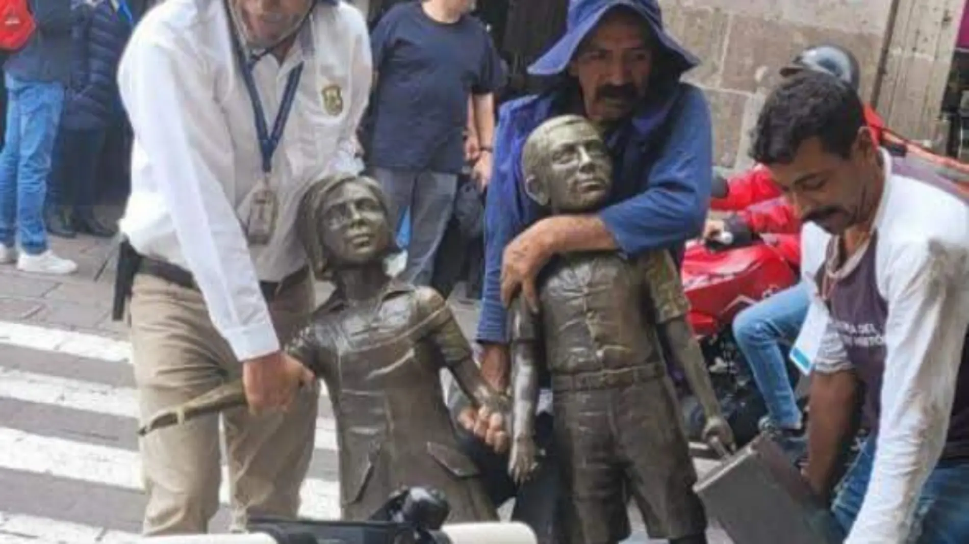 Escultura niños españoles